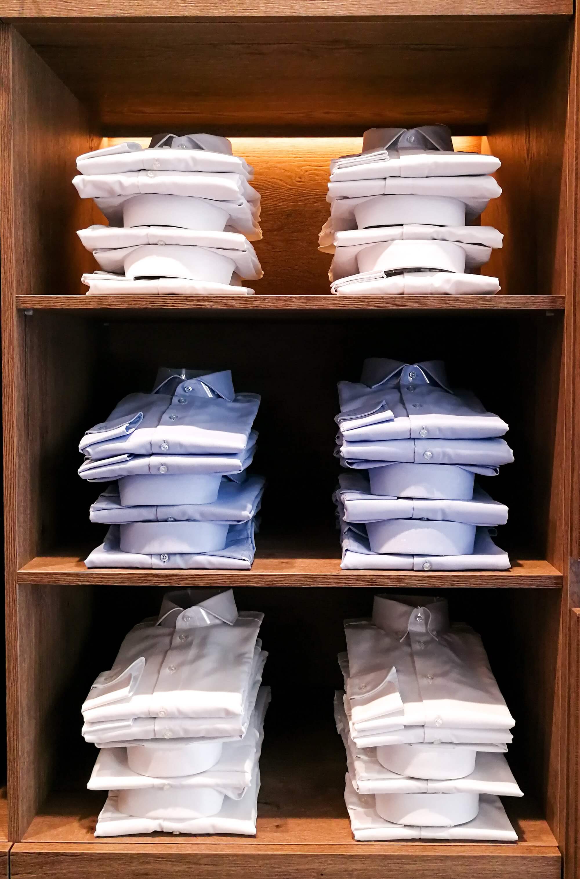 koszule ułożone w szafie