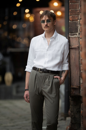 Spodnie chinosy z wysokim stanem z bawełnianego seersuckera – khaki