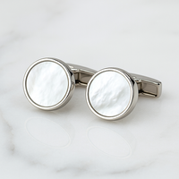 Perłowo-srebrne spinki męskie w drewnianym pudełku