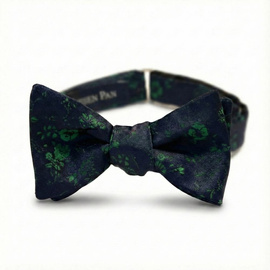 Mucha Wiązana Granatowa – Żakardowa w Zielone Kwiaty