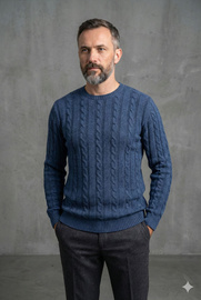Niebieski sweter męski z grubym warkoczowym splotem