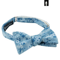 Błękitna mucha w drobne kwiaty