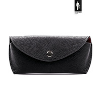 Skórzane etui na okulary Pewien Pan – czarne