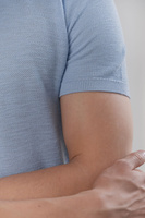 Swetrowy t-shirt z lnu i bawełny w kolorze niebieskim