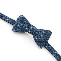 Granatowa mucha wiązana w kolisty wzór