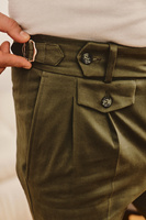 Zielone spodnie z wysokim stanem i regulatorami