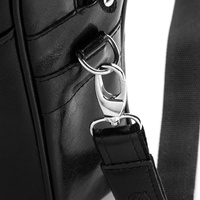 Czarna torba na pasku