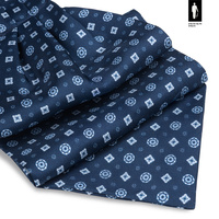 Jedwabny fular granatowy w drobny wzór