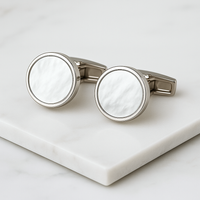 Perłowo-srebrne spinki męskie w drewnianym pudełku