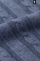 Niebieski sweter męski z grubym warkoczowym splotem