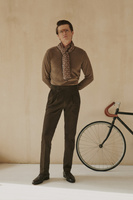 Brązowe spodnie z wysokim stanem i regulatorami