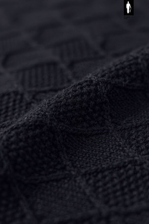 Czarny sweter męski z dekoltem O-neck i wzorem w romby