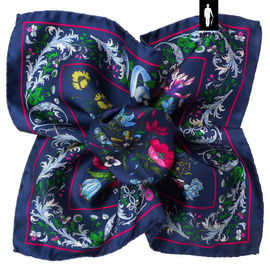 Ciemnoniebieska poszetka w kolorowe kwiaty