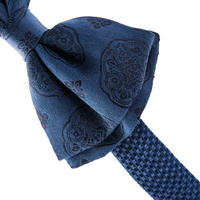 Niebieska mucha, kwiatowy wzór