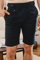 Granatowe szorty z regulatorami i mankietami