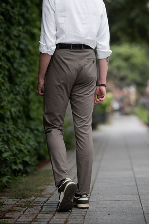 Spodnie chinosy z wysokim stanem z bawełnianego seersuckera – khaki