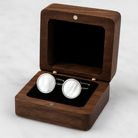 Perłowo-srebrne spinki męskie w drewnianym pudełku