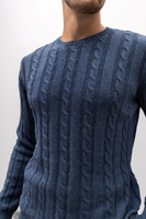 Niebieski sweter męski z grubym warkoczowym splotem