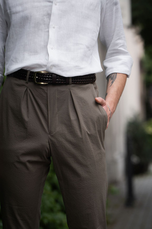 Spodnie chinosy z wysokim stanem z bawełnianego seersuckera – khaki