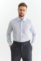 Koszula w niebieskie paski i włoskim kołnierzem