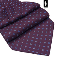 Bordowy fular w niebiesko-biały wzór