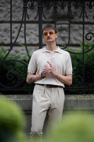 Męskie spodnie chinosy z wysokim stanem z bawełnianego seersuckera – beżowe