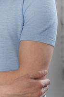 Swetrowy t-shirt z lnu i bawełny w kolorze niebieskim