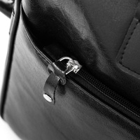 Czarna torba na pasku