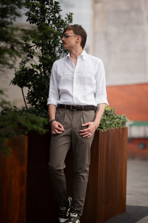 Spodnie chinosy z wysokim stanem z bawełnianego seersuckera – khaki