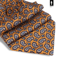 Jedwabny fular jasnopomarańczowy w granatowo-biały wzór paisley