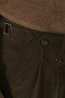 Brązowe spodnie z wysokim stanem i regulatorami