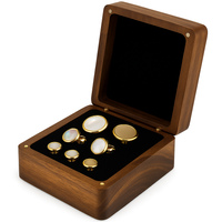 Złoty zestaw spinek do smokingu z perłowym oczkiem – guziki jubilerskie i spinki mankietowe