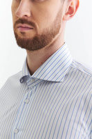 Koszula w niebieskie paski i włoskim kołnierzem