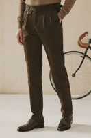 Brązowe spodnie z wysokim stanem i regulatorami