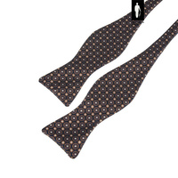 Wizytowa mucha do koszuli z żakardowej tkaniny