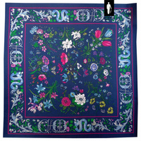 Ciemnoniebieska poszetka w kolorowe kwiaty