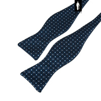 Ciemnoniebieska mucha wiązana