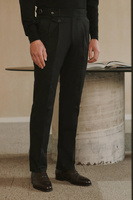 Czarne spodnie z wysokim stanem i regulatorami