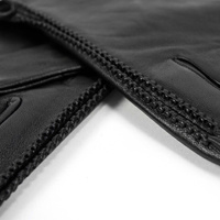 Rękawiczki z czarnej skóry i ozdobnym szwem