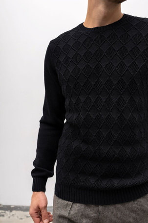 Czarny sweter męski z dekoltem O-neck i wzorem w romby